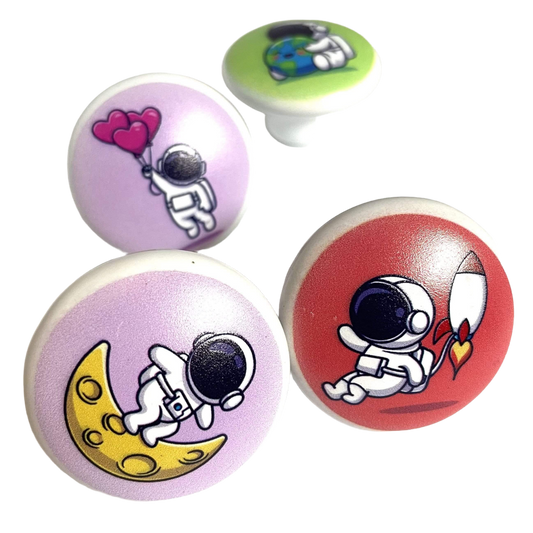 Keramik greb til børneværelset med søde astonauter (Ø: 38 mm)