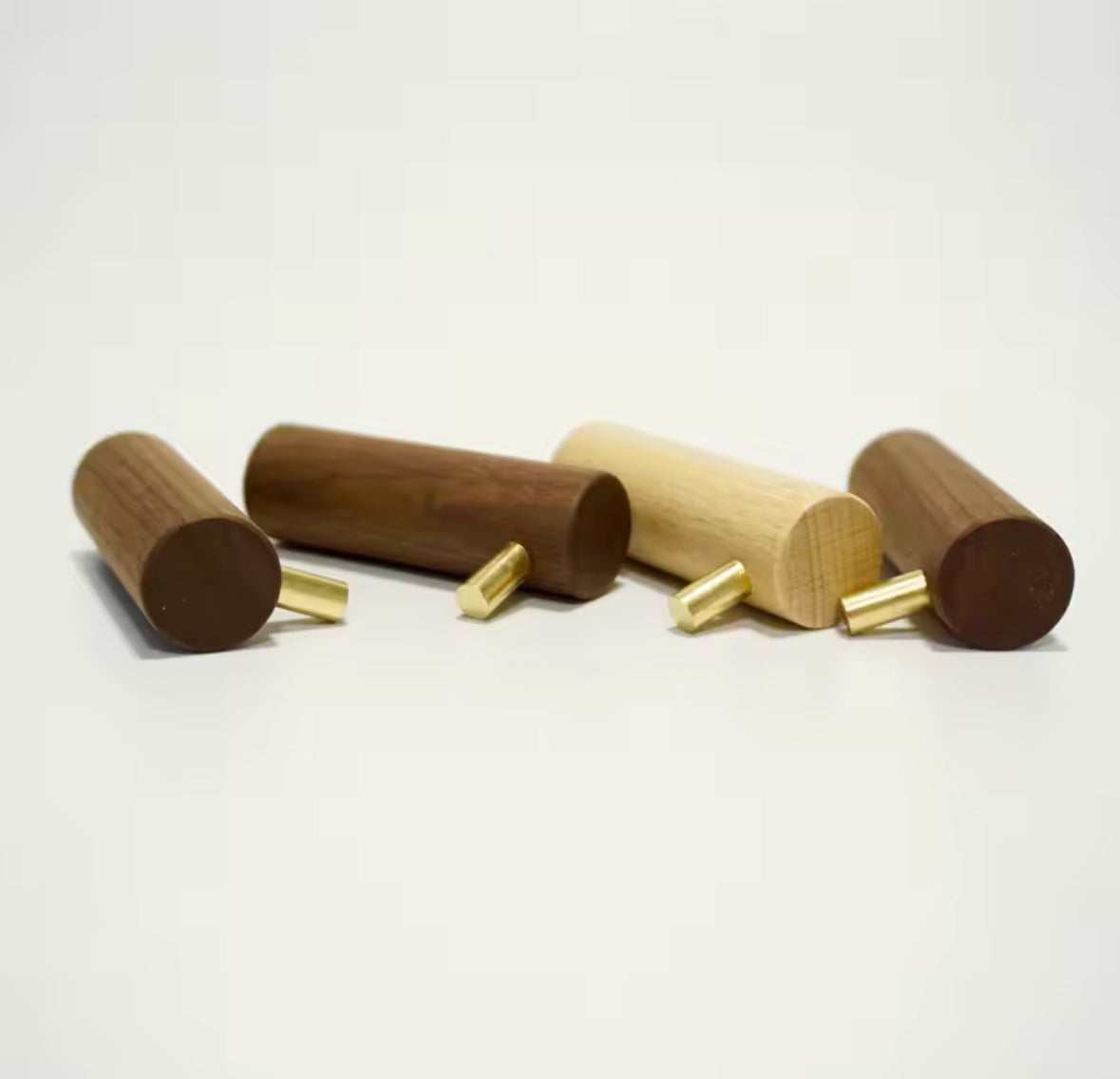 Knager i træ med blankt messing