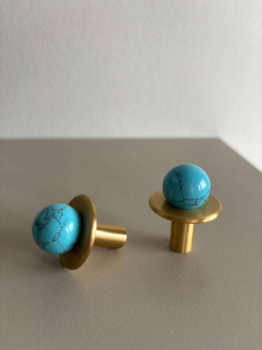 Elegant knop i messinglook med krystal-loo