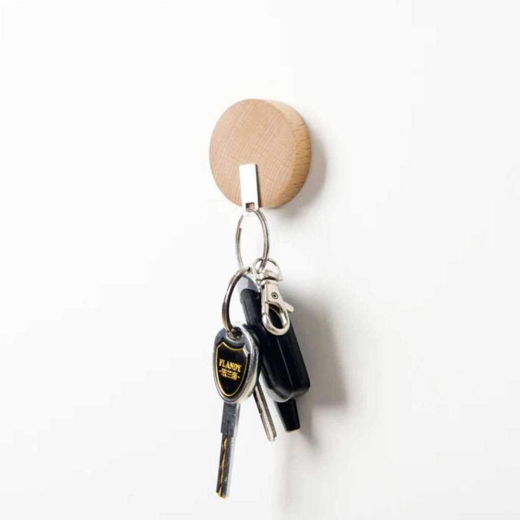 By Grebet Knage Magnet beklædt i lyst træ (Ø: 5 cm)