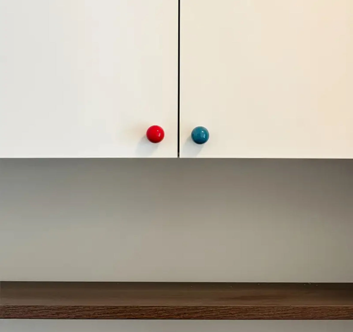 Farverige runde møbelknopper