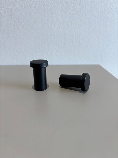 Sorte letvægtsknager i minimalistisk design
