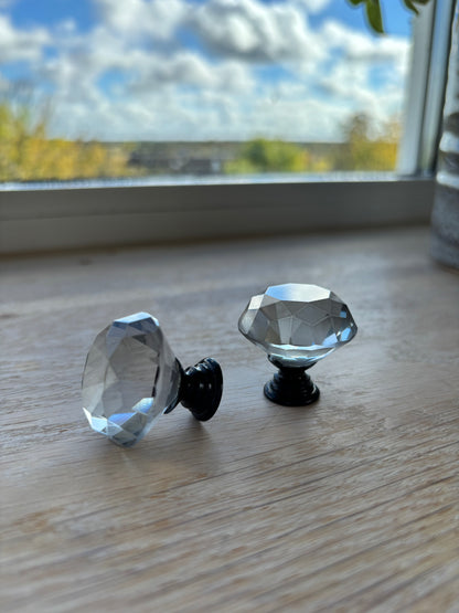 Gennemsigtige grå diamant møbelknopper med sort base
