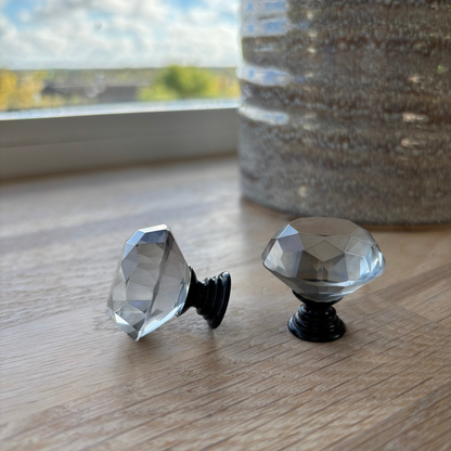 Gennemsigtige grå diamant møbelknopper med sort base