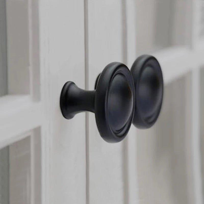 Klassisk sort møbelknop (Ø: 31 mm) - Grebet
