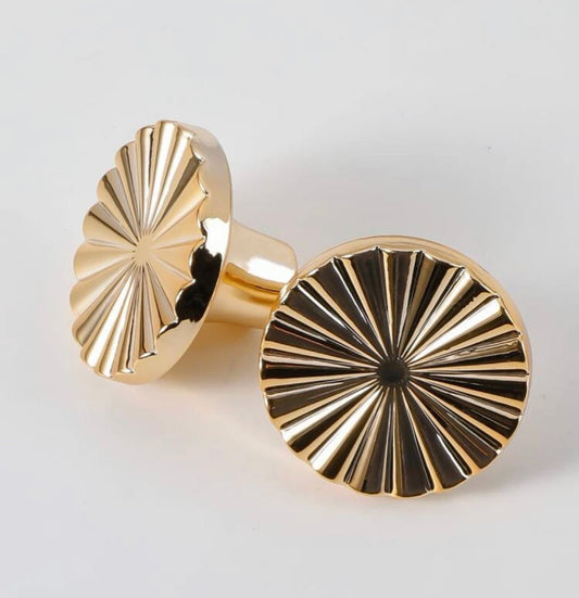 Plast møbelknop i blomsterform (Ø: 37 mm, farve: Guld) - Grebet